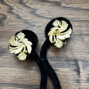 Vintage Coro clip on earrings, clear glass stones, gold tone Leaf style Earrings